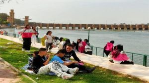 إقبال كبير من المواطنين على زيارة حدائق الرى بالقناطر في عيد الفطر