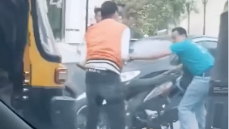 سائق توك توك يعتدي على شاب بسيف في المعادي بسبب أولوية المرور