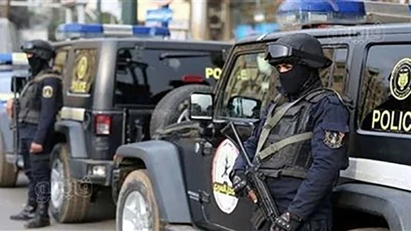 ضبط سيدة سمحت لنجلها بالجلوس أعلى سقف السيارة بالجيزة