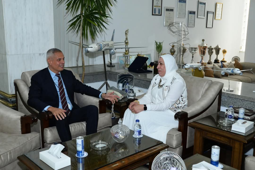 الطيار أحمد عادل يكرّم سماء الدغيدى تقديرًا لمسيرتها المشرفة بمصر للطيران لأكثر من 40 عامًا