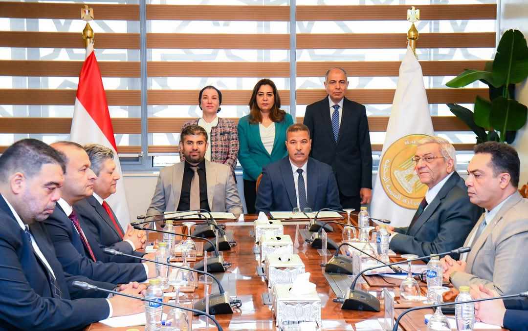 محافظ المنيا يشهد توقيع عقد إدارة وتشغيل مصنع تدوير المخلفات بالعدوة مع شركة “ماك”