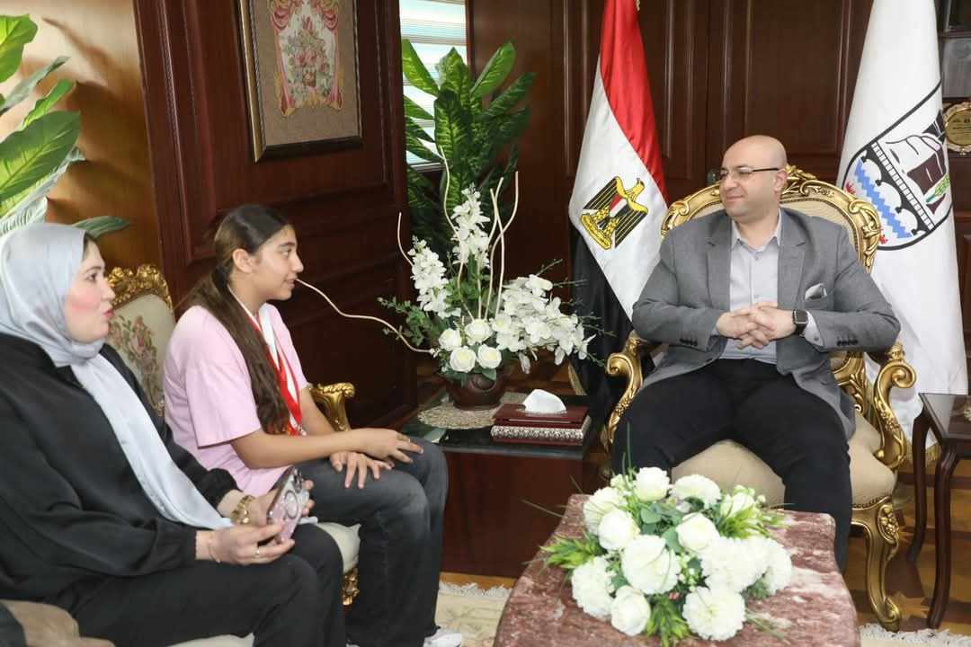 محافظ بني سويف يُكرّم   لاعبة منتخب مصر لسلاح الشيش لفوزها بميدليتين ذهبية وبرونزية