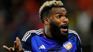 انتحار أم وفاة طبيعية.. لغز رحيل الجابوني أرون بوبيندزا إثر سقوطه من الطابق الـ11