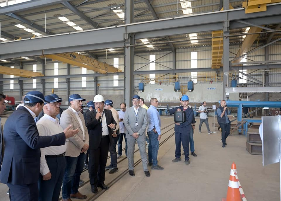 مدبولي يتفقد مصانع تشارك بمشروع القطار الكهربائي السريع