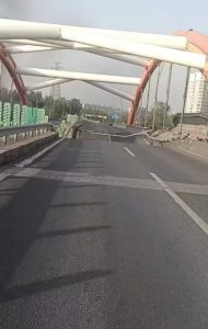 اندلاع حريق ضخم وانهيار جسر في بكين