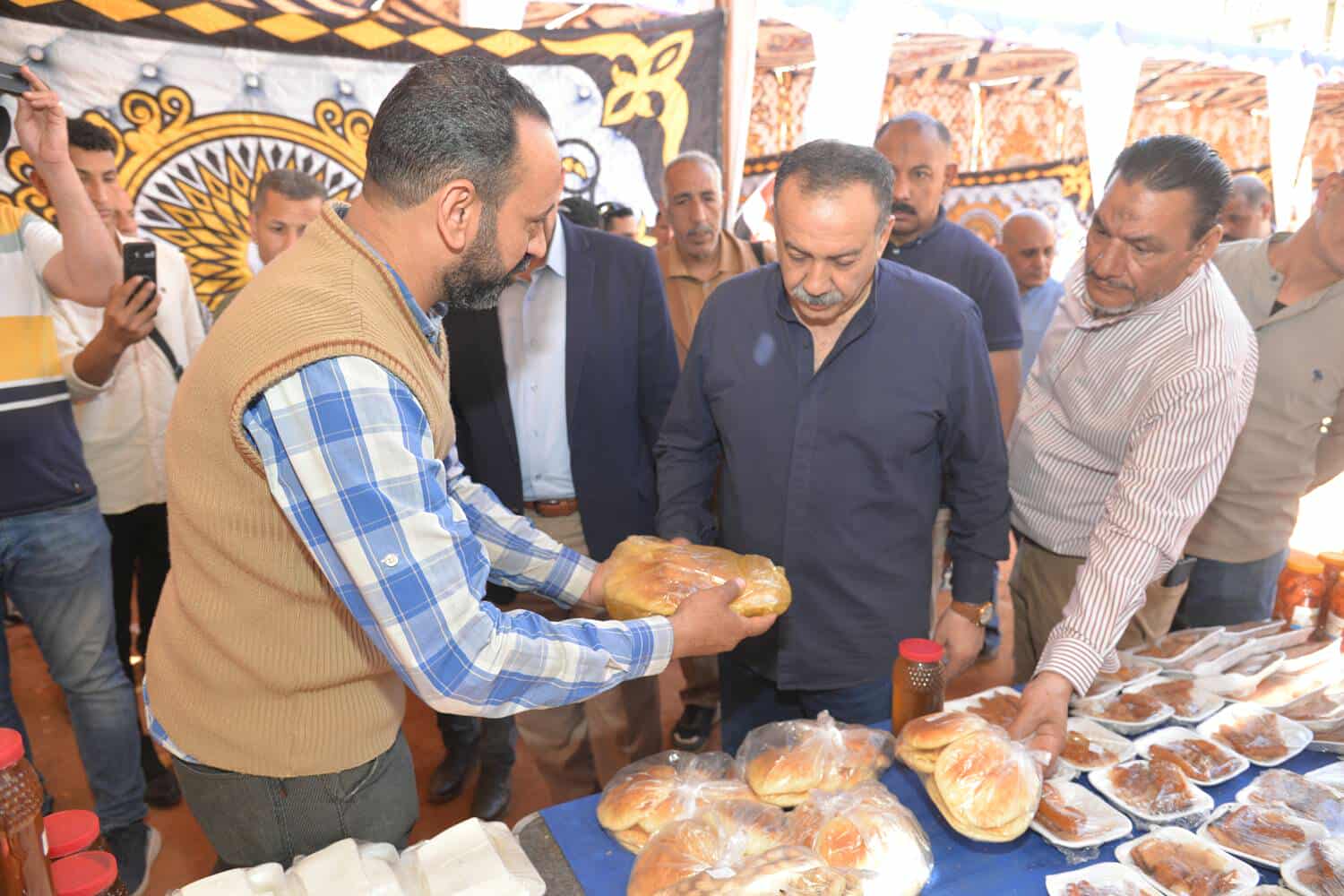 إفتتاح معرض منتجات تعليم أسيوط بأرض الملاعب بمناسبة العيد القومي للمحافظة