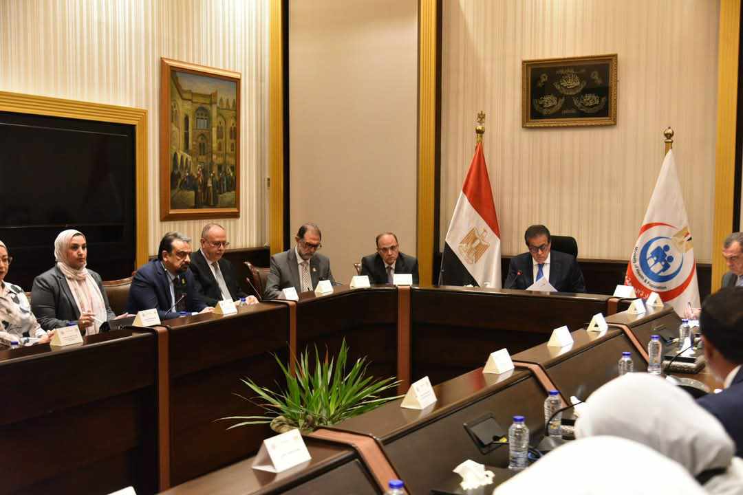 وزير الصحة يترأس اجتماع “بحث ودراسة فرص تعزيز الاستثمارات العالمية بالسوق المصري”