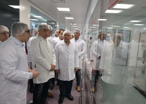 رئيس الوزراء يزور مصنع “يوتوبيا” ويؤكد أهمية القطاع الصناعي
