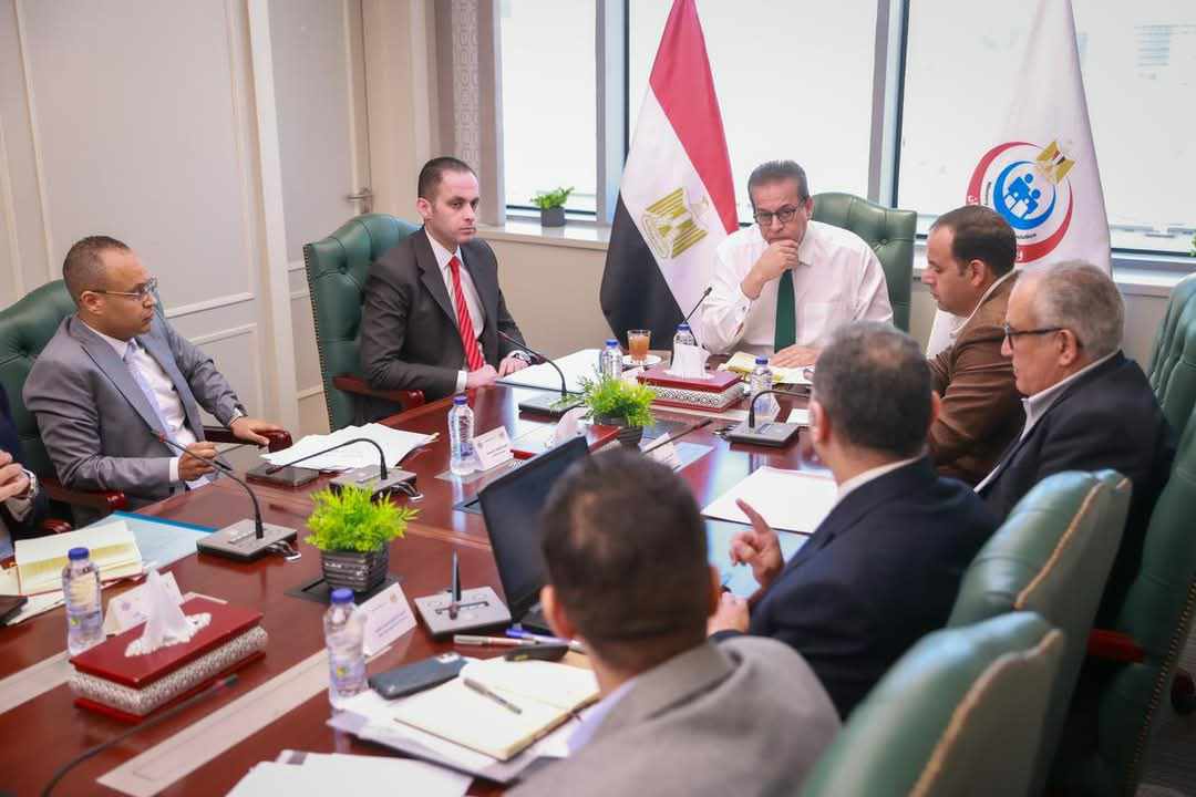 وزير الصحة يبحث آليات تطوير وحوكمة منظومة العلاج على نفقة الدولة