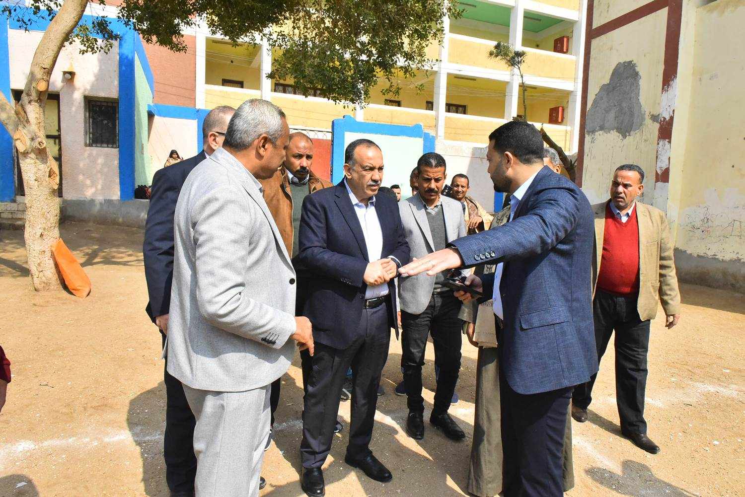 محافظ أسيوط يتفقد مدرستي الإمام علي الإبتدائية ونزلة باقور المشتركة لبحث توسعتهما