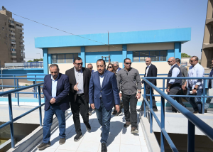 مدبولي يتفقد آلية سحب العينات بمعمل مياه الشرب في أسيوط