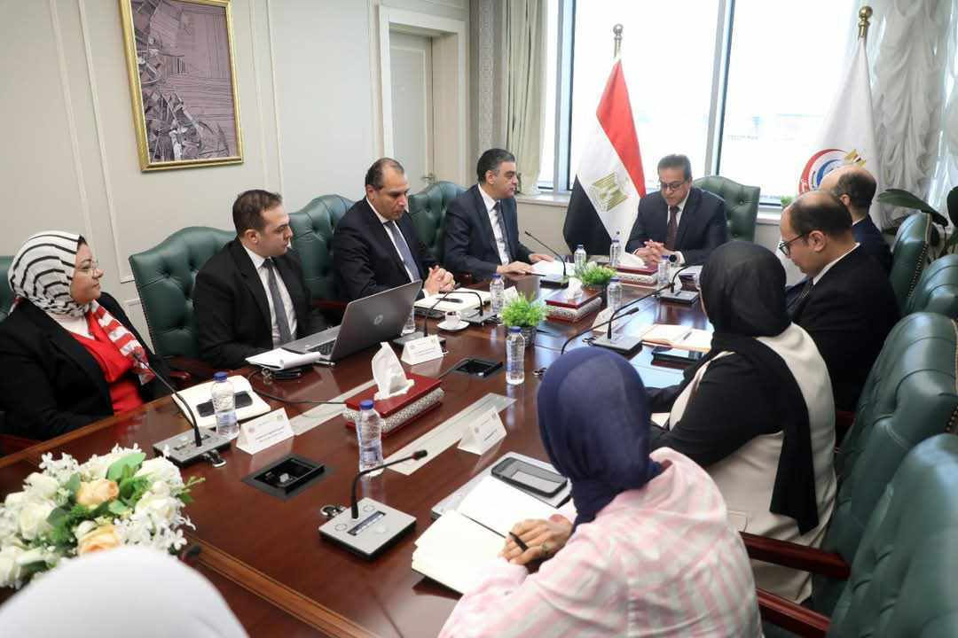 وزير الصحة يجتمع برئيس الهيئة المصرية للشراء الموحد لإنشاء مراكز تدريب لتصنيع اللقاحات بافريقيا