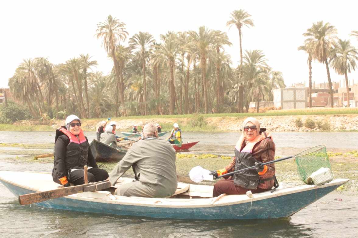 طلاب جامعة أسيوط يشاركون في حملة لتنظيف نهر النيل بقرية بصرة