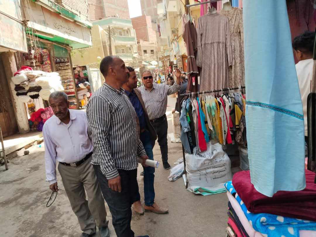 حملات مكثفة لرفع الإشغالات ومتابعة رخص المحال العامة بمراكز المنيا