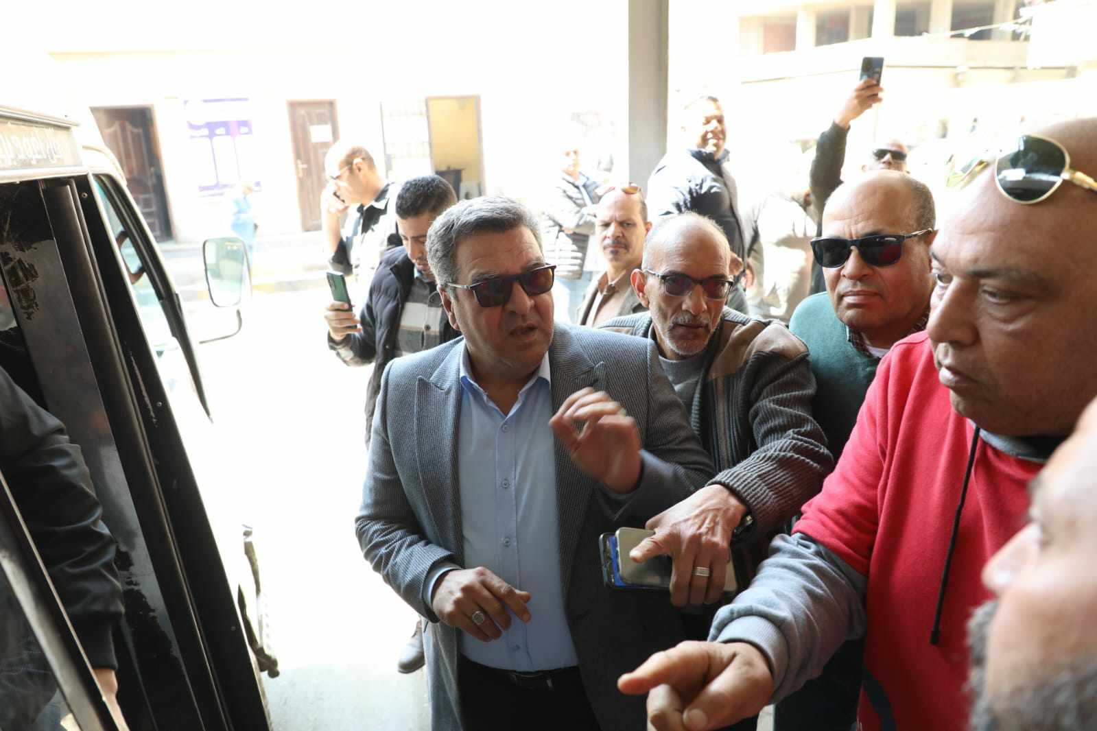 السكرتير العام المساعد لمحافظة الجيزة يتابع انتظام العمل بمواقف السرفيس
