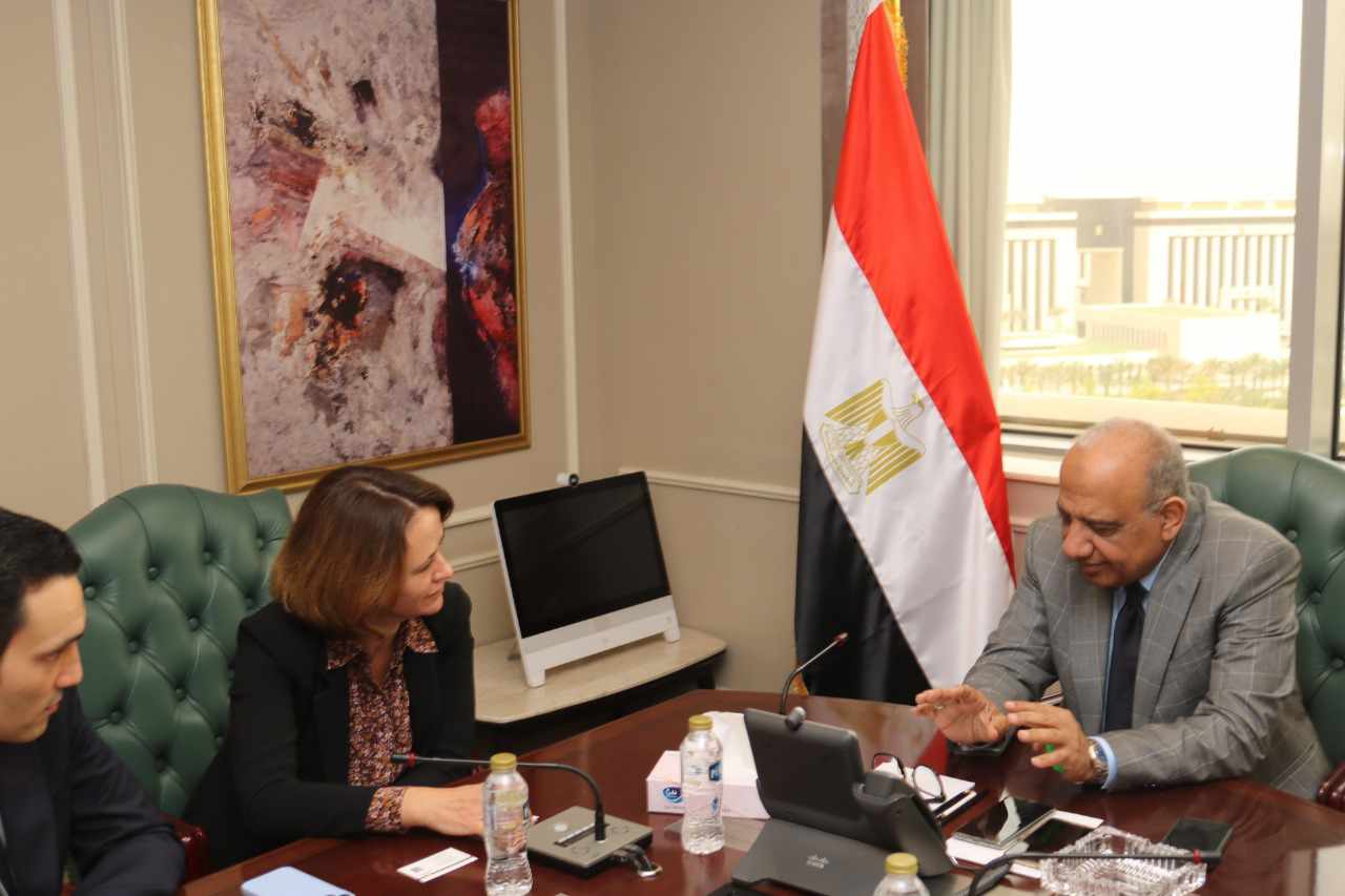 وزير الكهرباء يبحث مع وفد مجموعة “E D F” الفرنسية سبل دعم وتعزيز التعاون المشترك