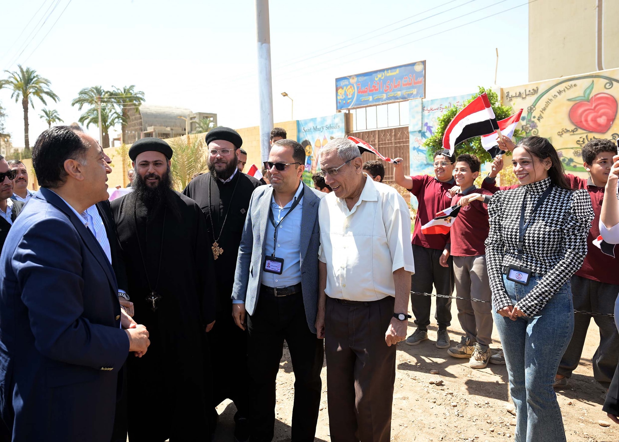 رئيس الوزراء يتوقف لتحية طلاب مدرسة بطريقه لمستشفى منفلوط