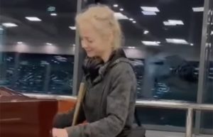 ضيافة مصرية بلمسةٍ إنسانية.. زائرة ألمانية تحقق حلمها بلمس الأهرامات وتعزف سيمفونية بمطار سفنكس الدولي