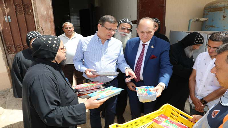 وزير الزراعة يتفقد المزارع والمشروعات الإنتاجية بدير مارمينا بالإسكندرية