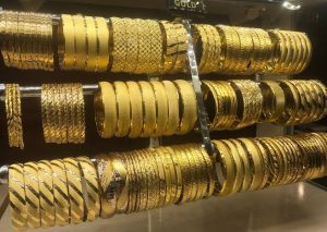 2% تراجعًا في أسعار الذهب العالمي بسبب السياسات الأمريكية