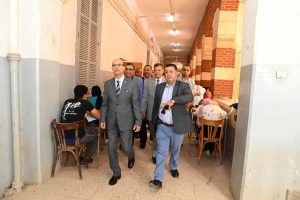 رئيس جامعة أسيوط يتابع سير امتحانات الفصل الدراسي الثاني بكلية الآداب