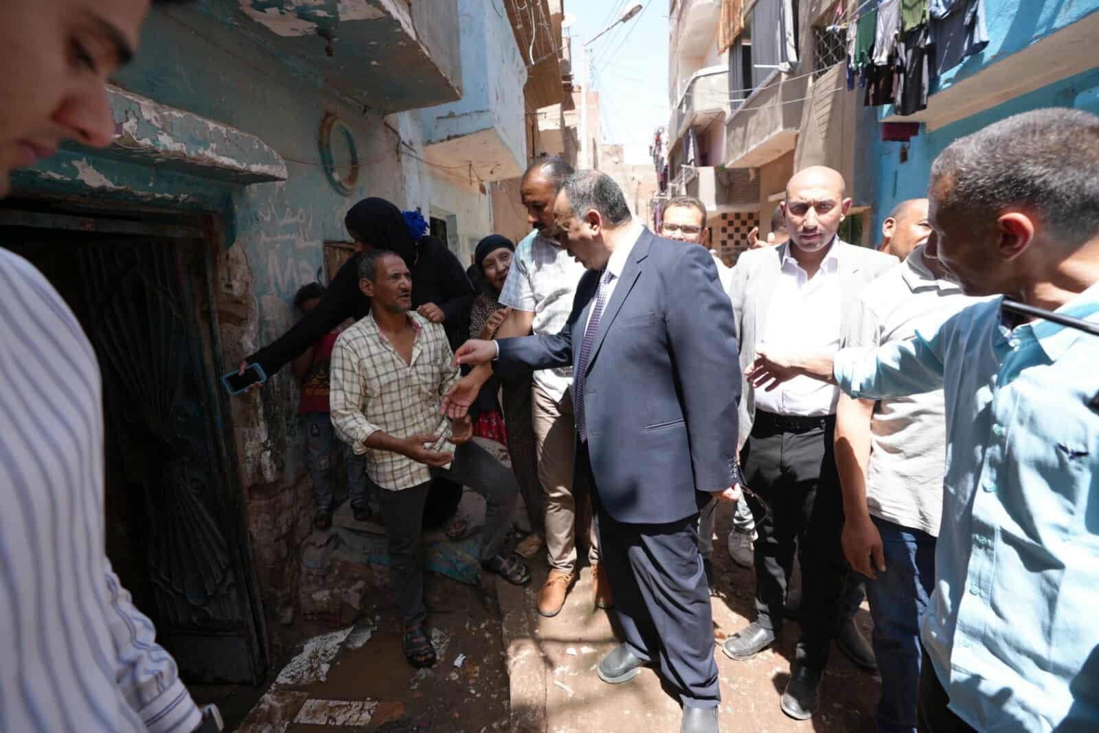 محافظ أسيوط يتفقد منطقة المصلة ويوجه بحل عاجل لمشكلة الصرف الصحي