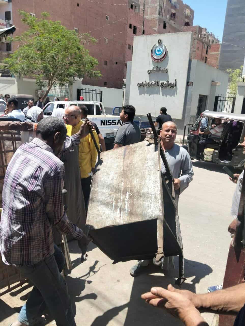 حملات مكثفة لإزالة إشغالات الباعة الجائلين بمدينة أبوتيج في أسيوط