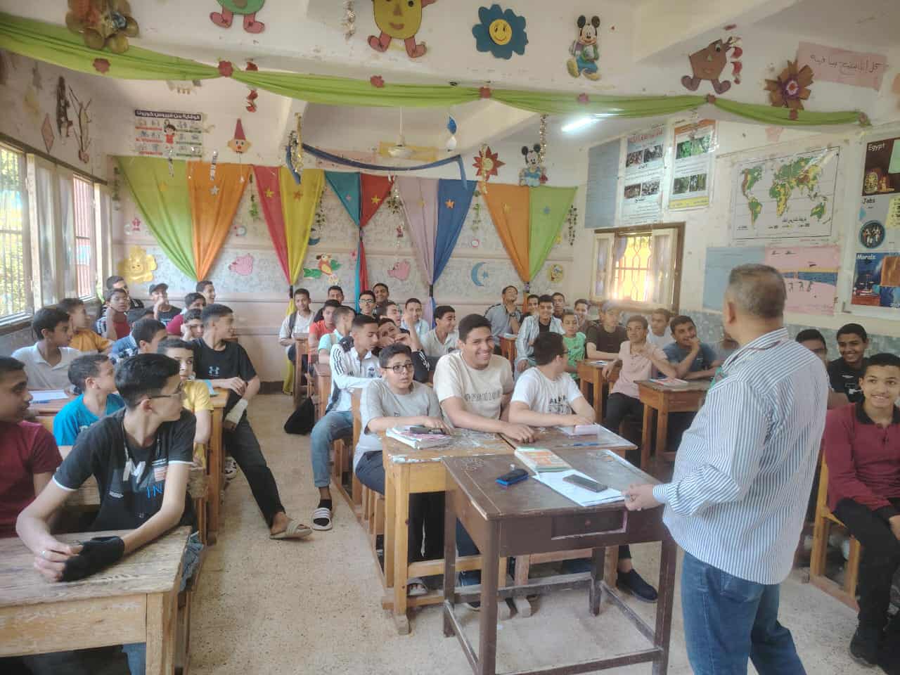 إقبال ملحوظ من طلاب الشهادة الإعدادية على المراجعات النهائية المجانية بأسيوط