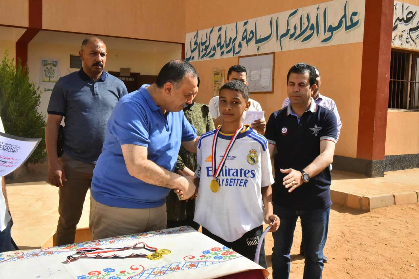 محافظ أسيوط يتفقد مدرسة النيل الإعدادية ويكرم أوائل دوري المدرسة الرياضي