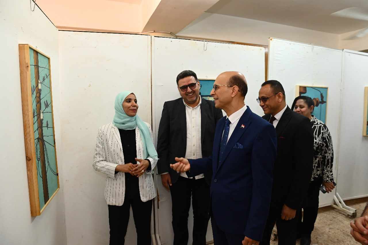 إفتتاح المعرض الفني “من نافذة القطار” بكلية الفنون الجميلة بجامعة أسيوط