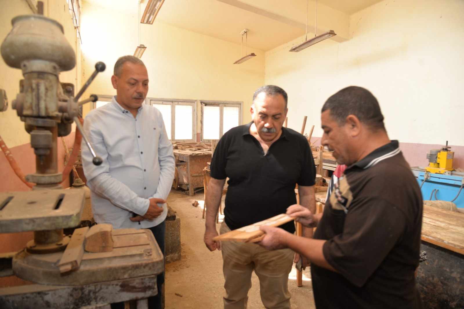 لتوفير فرص عمل للشباب..محافظ أسيوط يتفقد مركز “خان الخليلي” للحرف اليدوية