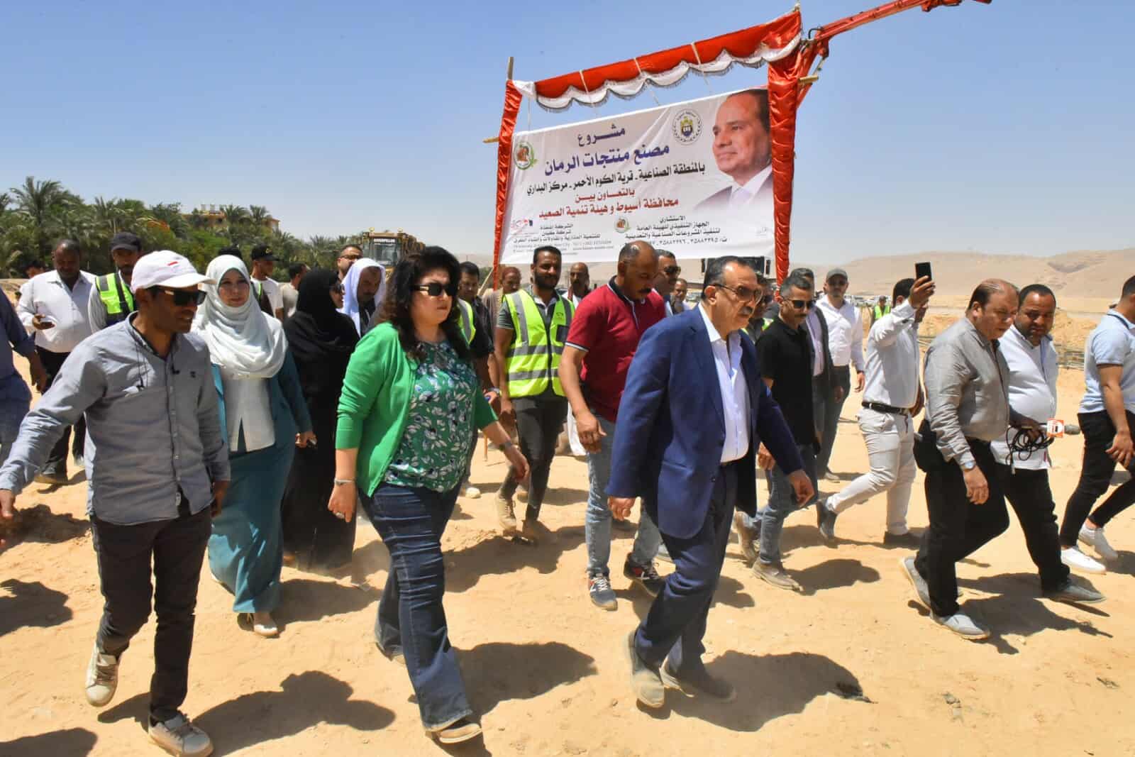 محافظ أسيوط يتفقد مشروع إنشاء مصنع متكامل لمنتجات الرمان بالبداري