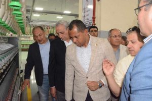 محافظ الغربية يرافق وزير الزراعة بمدغشقر داخل مصنع غزل المحلة