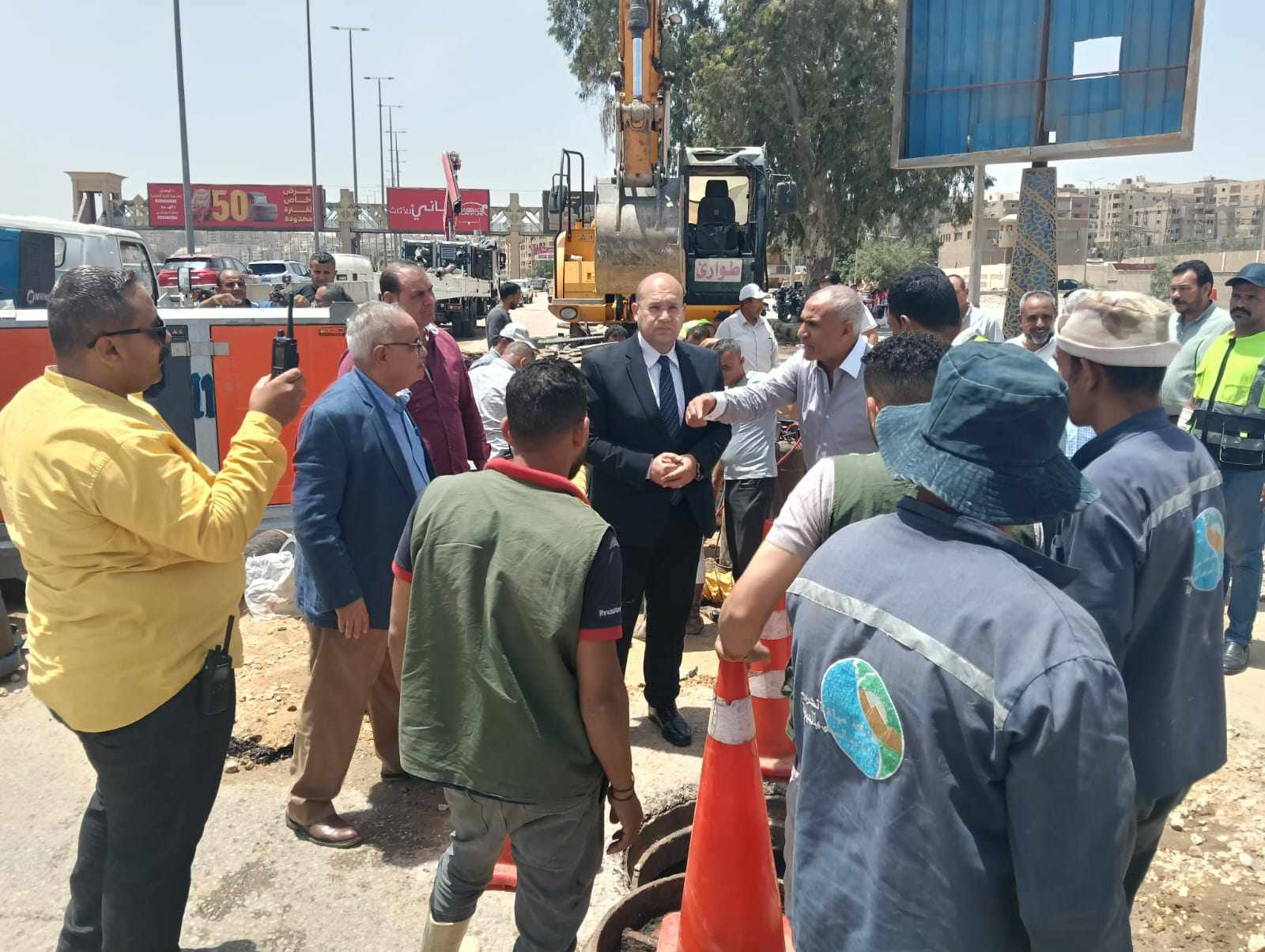 انتهاء أعمال إصلاح الكسر المفاجئ بخط مياه ١٠٠٠ مم بمدخل  هضبة الأهرام بالجيزة