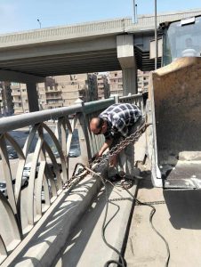 محافظ الجيزة يتابع أعمال إصلاح وصيانة الأسوار الحديدية بكوبري أرض اللواء