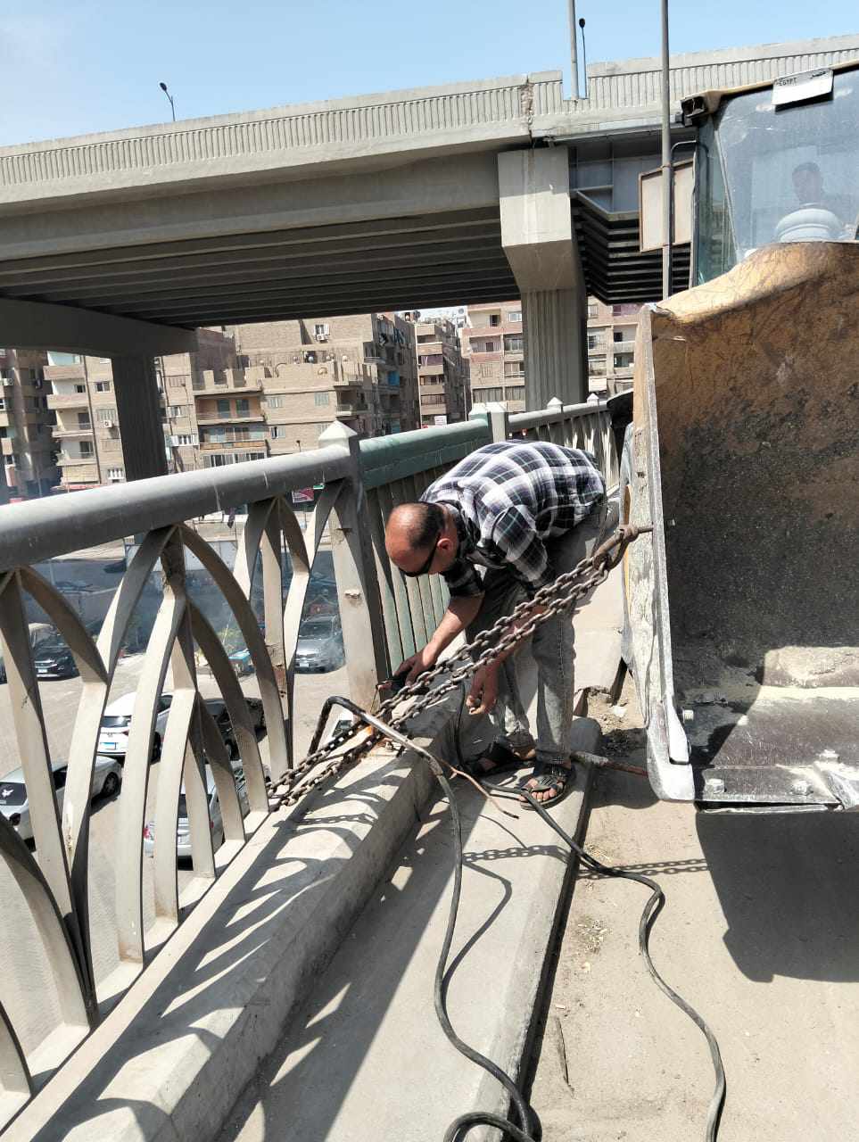 محافظ الجيزة يتابع أعمال إصلاح وصيانة الأسوار الحديدية بكوبري أرض اللواء