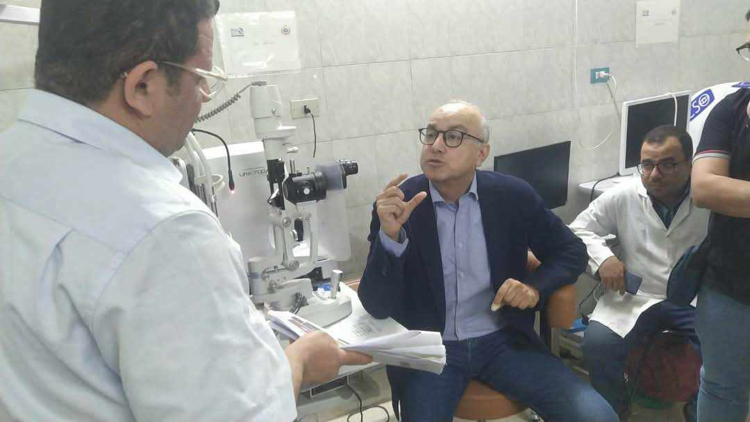 رئيس قسم المياه الزرقاء بجامعة جنيف يلقي محاضرات علمية لأطباء العيون بمستشفى رمد أسيوط
