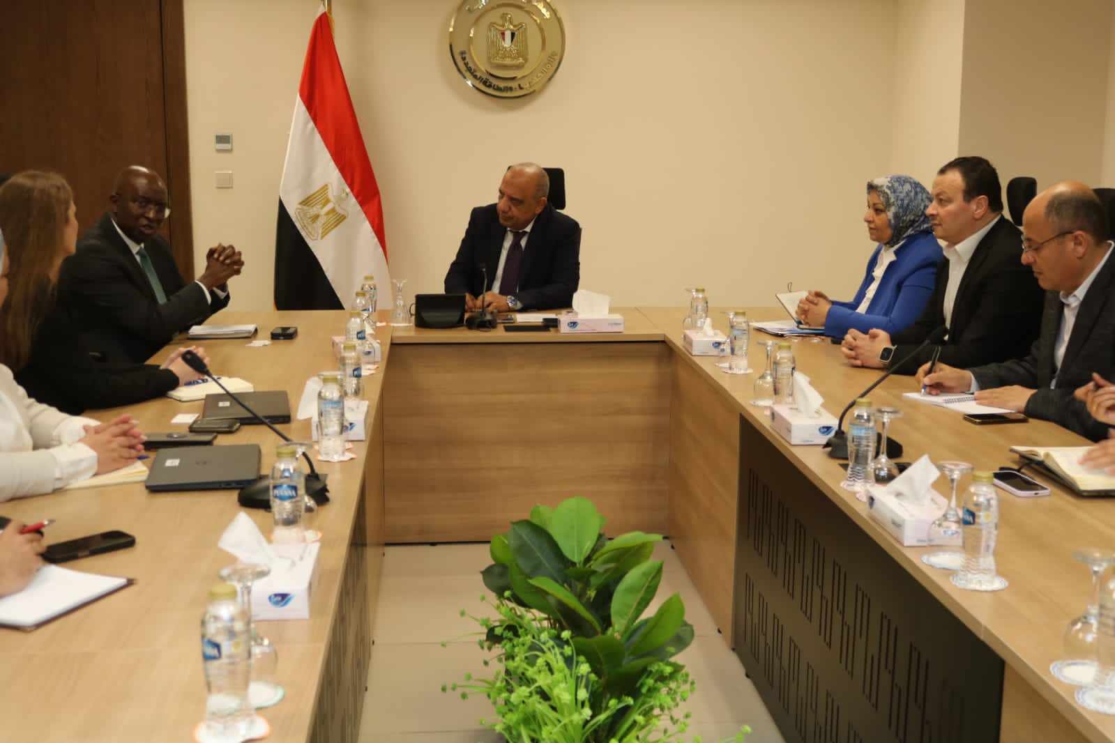 وزير الكهرباء يبحث مع وفد مؤسسة التمويل الدولية “iFC” سبل التعاون