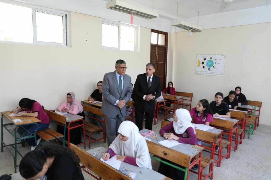 محافظ الجيزة يجرى جولة تفقدية داخل لجان الشهادة الإعدادية