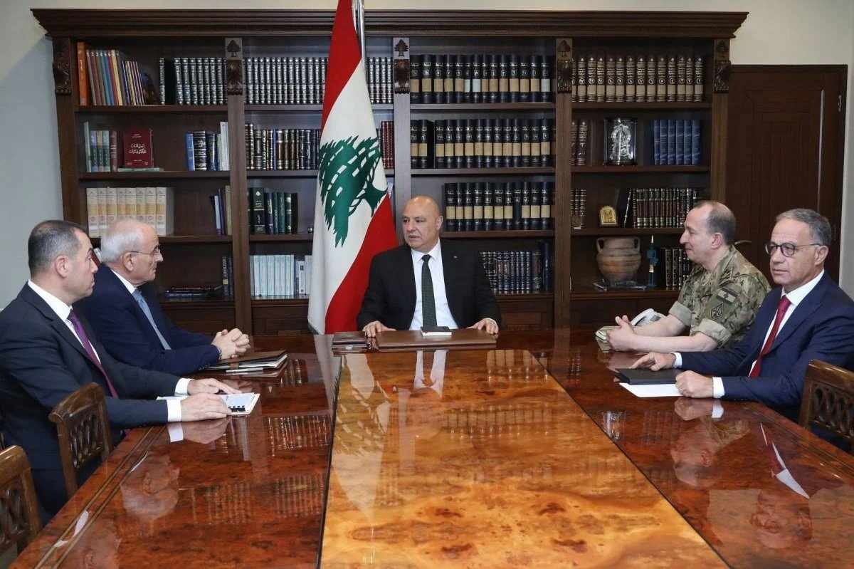 رئيس لبنان يبحث ملف سحب السلاح من المخيمات الفلسطينية