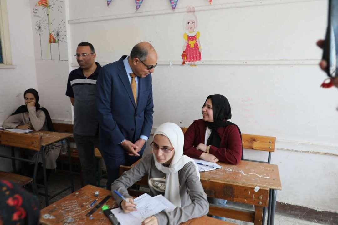محافظ المنيا يتفقد لجان امتحانات الشهادة الإعدادية والدبلومات الفنية