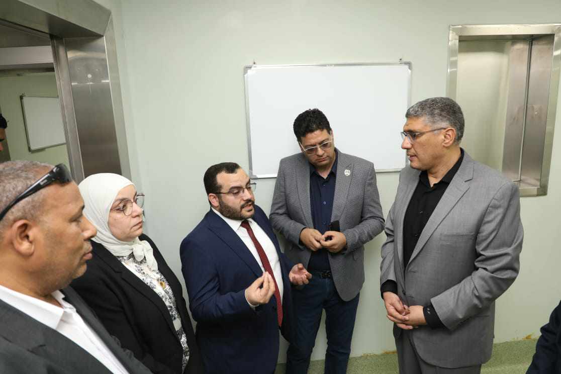 جولة تفقدية لمحافظ الجيزة داخل فرع التأمين الصحي بالسادس من أكتوبر