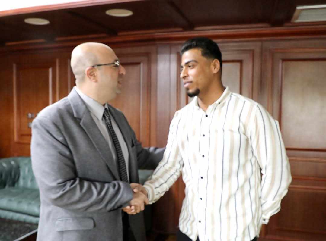 محافظ بني سويف يكرّم  شابا لإنقاذه مواطنًا من الغرق: نموذج بطولي وإيجابي يُحتذى به في الشجاعة والمبادرة