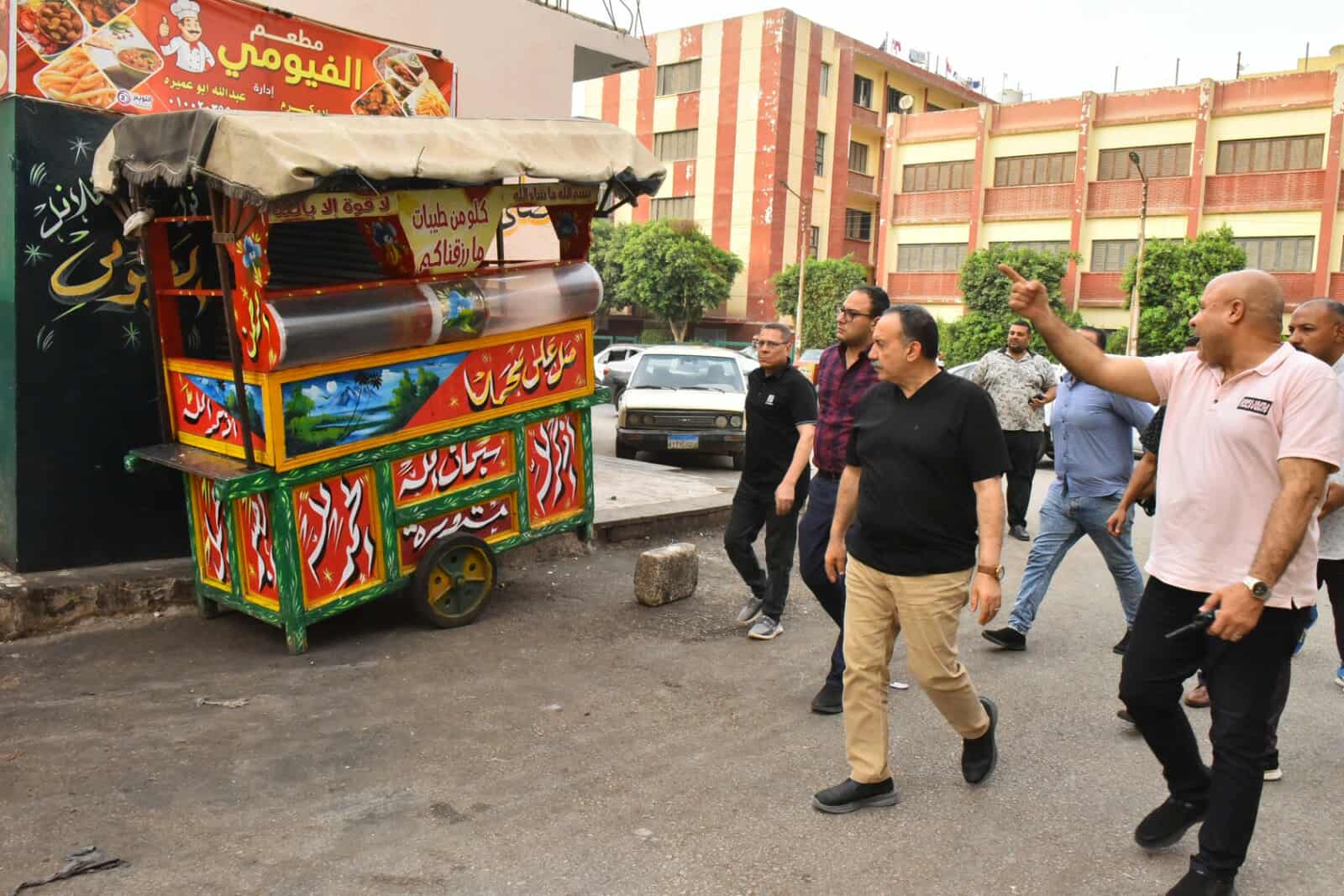 حملة موسعة لإزالة الإشغالات بحي غرب أسيوط وغلق مطعم غير مرخص