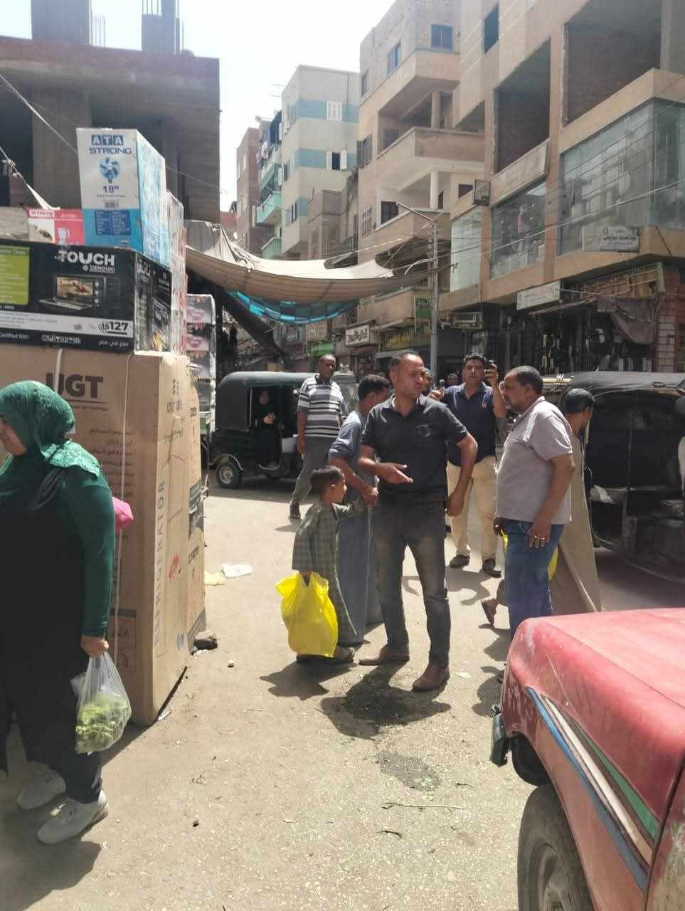حملات مكثفة لإزالة إشغالات الباعة الجائلين بشوارع مدينة أبوتيج بأسيوط