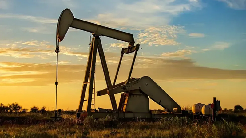 أسعار النفط تعاود الصعود بعد هبوط حاد