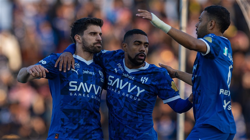 الهلال يواجه القادسية الليلة في الدوري السعودي