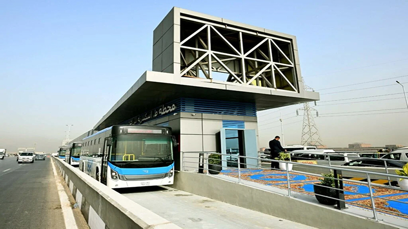 رئيس الوزراء يتفقد التشغيل التجريبي للمرحلة الأولى من مشروع الأتوبيس الترددي