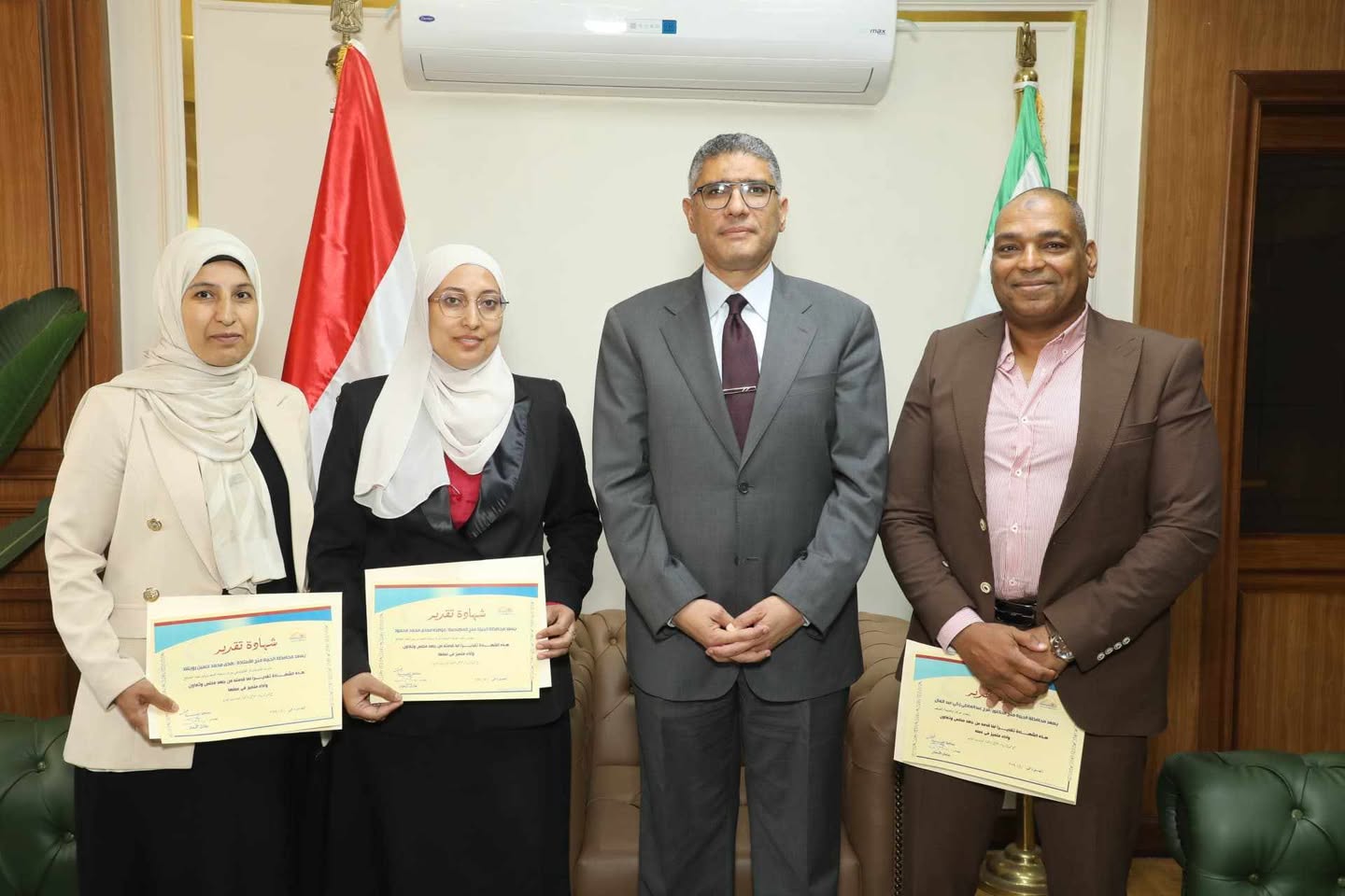 محافظ الجيزة يكرم رئيس مركز الصف ووكيل ورئيسة لجنة التصالح لجهودهم