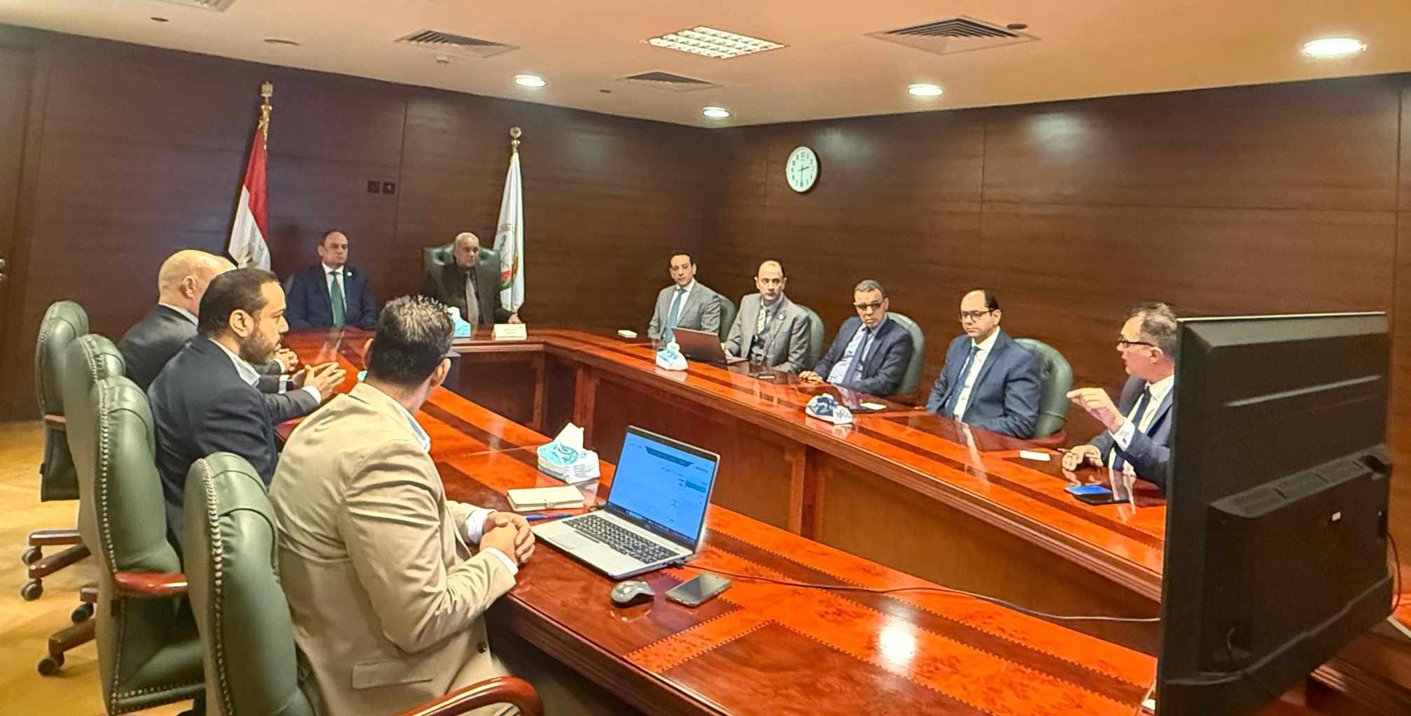 خلال اجتماع موسع .. رئيس النيابة الإدارية يشهد عرضًا توضيحيًا للبوابة الرقمية للهيئة